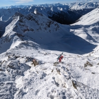 Fundusfeiler-Skitour 10: Beim Abstieg nach etwa einem Drittel des Westgrates rechts in den Hang queren, wo eine Abfahrt über den Westhang möglich ist.