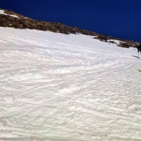 Kraspesspitze Skitour 26: Die letzten Meter zum Gipfel sind nur ohne Ski erreichbar. Gipfelfoto gibt es aufgrund des starken Windes und der kurzen Pause keines.