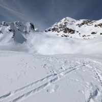 Skitour K2, Bild 19: Der K2 ragt im Hintergrund erstmals leicht hervor.