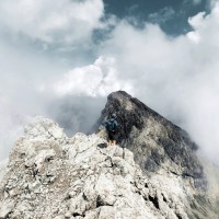 Hochfrottspitze-Überschreitung 35: Die Hochfrottspitze links in den Wolken versteckt, rechts die Mädelegabel