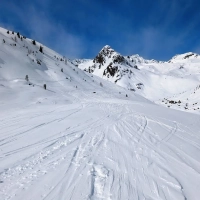 Skitour Hohe Wasserfalle: Vorne bei der Talverzweigung nach links