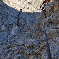 Jubiläumsgrat 38: Vor der Inneren Höllentalspitze nehmen die kurzen Klettersteige zu, dafür gibt es weniger ungesicherte Kletterpassagen.