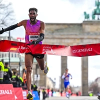 Berliner Halbmarathon 2026: Amanal Petros wird Dritter und läuft deutschen Rekord.
