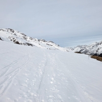 Skitour Guslarspitzen 19: Auf dem Weg ins Tal müssen, je nach Schneelage, ein, zwei Mal die Ski kurz abgeschnallt werden (für kleine Zwischenaufstiege).