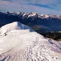 Pirchkogel Skitour 17: Blick vom Gipfel zum Gipfelkreuz, das ewtas niedriger liegt.
