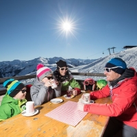 Einkehrschwung mit der Familie - 25 gemütliche Hütten und Bergrestaurants stehen im Skigebiet zur Auswahl © Ski Juwel Alpbachtal Wildschönau