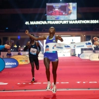 Frankfurt Marathon 2024: Siegerin Hawi Feysa Geija mit neuem Streckenrekord