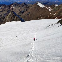 Weisskugel Normalweg 29: Das Hintereisjoch ist geschafft, nun geht es spaltenfrei die letzten rund 400 Höhenmeter bergauf Richtung Gipfel