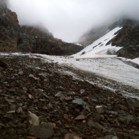 Bernina-Überschreitung 14: So lange wie möglich auf dem steinigen Abschnitt bleiben. Danach kurz die Steigeisen anschnallen und auf dem Gletscher ein Stück hoch