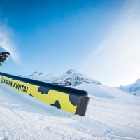   Mit der SuperPipe, der neuen FreeStyle-Area, dem SnowCross und dem KidsPark (Beginner) wartet nur 30 Minuten von Innsbruck entfernt ein wahres Shredmekka für Rider.