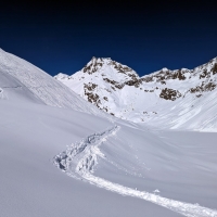 Skitour K2, Bild 07: Nun steigt man nicht rechts bis zur Bergstation hinauf, sondern links am Hang knapp über dem Rifflsee.