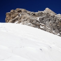 Ein letztes Schneefeld queren, eher der letzte Abschnitt Richtung Gipfel folgt.