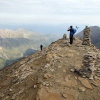 Ich beschließe aber mit meinem auf dem Aufstieg spontan getrofenen Begleiter weiter am Felsen Richtung Gipfel zu steigen.