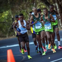 Two Oceans Marathon 2024: Spitzengruppe am Anstieg. Von li. Givemore Mudzinganyama, Lloyd Bosman, Onalenna Khonkhobe. Foto: Tobias Ginsberg