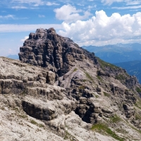 Lustige Bergler Steig 27: Blick von der Hochtennspitze zur Malgrubenspitze, welche nur über eine Kletterei (UIAA 3) erreicht werden kann.