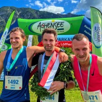 Freuen sich über ihren Erfolg beim 22. Achenseelauf 2022: Sieger Manfred Senn (Mi.), Zweitplatzierter Marek Pavličko (re.) sowie Stefan Wagger am dritten Rang. Foto: Achensee Tourismus.