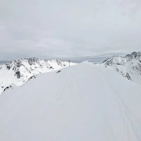 Skitour Peistakogel 11: Blick zurück zum Gipfelkreuz.