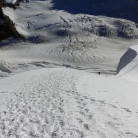 Jungfrau-Normalweg-11: Nach einem kurzen Kletterabschnitt folgt nun eine lange Gletscherwanderung.