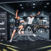 2 gut gelaunte Athleten bei einem Hyrox-Wettkampf