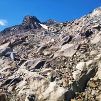 Wilde Leck 18: Nun geht es über Gestein bergauf. Ab und zu sind Steinmänner zu sehen.