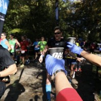Viele Hundert Helfer versorgten die Teilnehmer vor, während und nach dem Lauf (c) Norbert Wilhelmi, München-Marathon