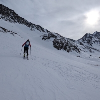 Skitour Schöntalspitze 06: Je näher man der Grubenwand kommt, desto mehr hält man sich links.