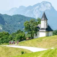 Ebbser Koasamarsch 2025: Vorbei an der malerischen Antonius-Kapelle im Kaisertal.