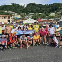 Volcanic Sand Marathon: Gemeinschaftsfoto vor dem Start am Flugfeld in Arnos Vale