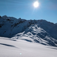 Sechszeiger Skitour 05: Von der Sechszeiger Bergstation folgt eine kurze Abfahrt (ca. 150 - 200 Höhenmeter) und dann der Aufstieg am Pistenrand.