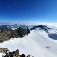 Bernina-Überschreitung 74: Der Piz Zupo ist erreicht und die nächsten Gipfel in Sicht. Der lange Bellavista-Grat, weiter im Hintergrund Piz Spinas und hinter den Wolken versteckt Piz Palü
