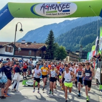 Bei perfektem Spätsommerwetter gingen die Läufer des 23. Achenseelaufs 2023 ins Rennen. Foto: © Achensee Tourismus / Hochhold
