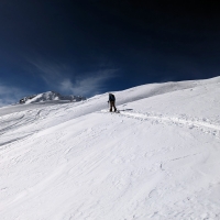 Skitour K2, Bild 14: Das Gelände wechselt nun zwischen flachen Passagen und kürzeren, steileren Abschnitten.