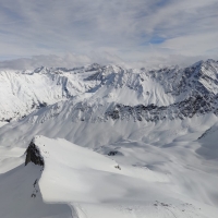Skitour K2, Bild 32: Abfahrt direkt vom Gipfel über den Ostgrat. Bei guter Schneelage kein Problem.