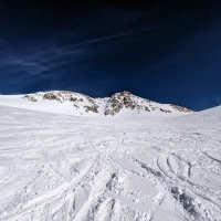 Skitour Wildspitze 08: Blick auf das Gipfelkreuz. Nun geht es nach rechts zum Grat.