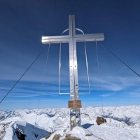 Skitour Wildspitze 13: Gipfelkreuz. Da ich erst um 14:15 Uhr vom Mittelbergjoch starte, bin ich tatsächlich ganz alleine auf der Wildspitze.