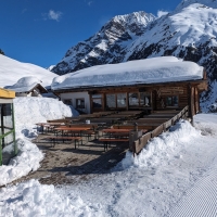 Skitour K2, Bild 03: Entlang der Skipiste vorbei an der Pitztaler Schihütte.