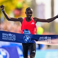 Sabastian Sawe gewinnt den Berlin Marathon 2025 in 02:02:16 Stunden.