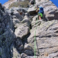 Zsigmondyspitze 53: Kurz bevor die 4er-Seilschaft den Gipfel ereicht, steigen wir ab. Unser etwas zu kurzes Seil (50m) erschwert das Abseilen etwas.