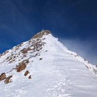 Skitour Wildspitze 10: Der Westgrat. Bis 10 Höhenmeter unter dem Gipfel schönes Gehgelende. Danach kommt man meistens fast nur mit Steigeisen sicher zum Gipfel.