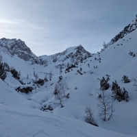 Skitour Tschachaun 03: Im Brentersbachtal müssen mehrmals kleine Bäche überquert werden. Je nach Schneelage müssen dazu auch die Ski abgeschnallt werden.