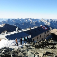 Auf 3.454 Metern Höhe bei der Erzherzog-Johann-Hütte. Die ersten Wanderer sind bereits auf dem Retourweg (ich nehme mal an, sie gingen heute aber von der Hütte los).