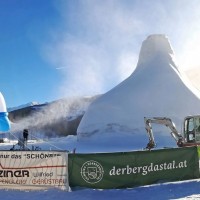 In der österreichischen Urlaubsregion Schladming-Dachstein entsteht der größte Schneemann der Welt. Foto: Gerhard Peer