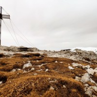 Waxriegel 30: Gipfel mit Klosterwappen im Hintergrund