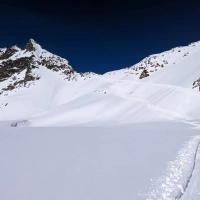 Skitour Wildspitze 01: Rückblick auf die kurze Abfahrt von Mittelbergjoch. Wichtig ist, dass man hier nicht geradeaus ins Gletscherbecken fährt, sondern quert.