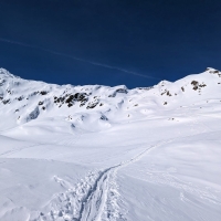 Skitour K2, Bild 12: Hier folgt auf etwa 2.400 Metern Höhe die Abzweigung nach rechts.