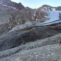 Hintere Schwärze - Normalweg 05: Bis zur letzten roten Markierungen bergab folgen und dann links auf den Gletscher einsteigen.