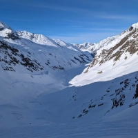 Skitour Wildspitze 17: Wer beim Taschachhaus einkehren möchte, fährt nicht hier bergab, sondern quert links mit den Skiern am Hang entlang. Auch da ist meistens gespurt.