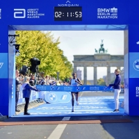 Tigst Assefa läuft Weltrekord beim Berlin-Marathon 2023. Foto: © SCC EVENTS/Jean-Marc Wiesner
