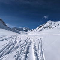 Skitour K2, Bild 11: Noch ein kurzes Stück geradeaus, ehe der Weg nach rechts abzweigt.