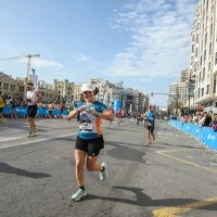 Eine Läuferin beim Valencia Marathon